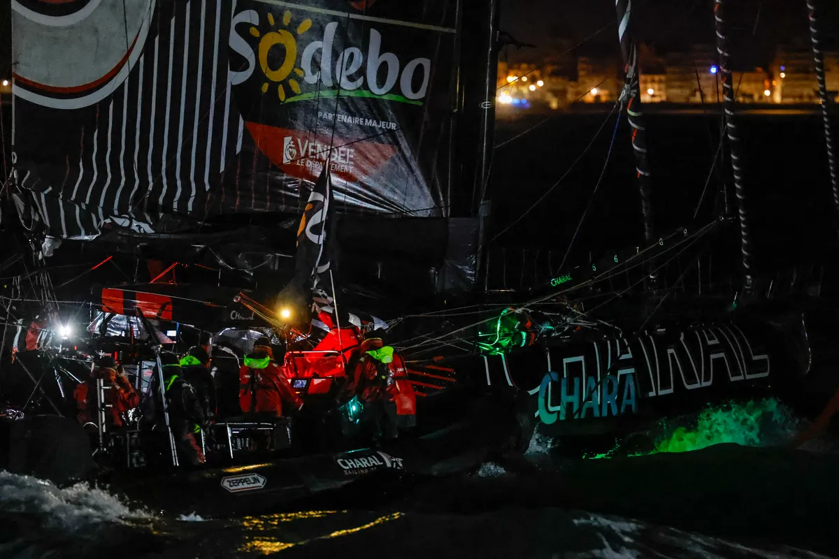 LES SABLES D'OLONNE, FRANCE - 24 JANVIER 2025 : Jérémie Beyou (FRA), skipper de Charal, franchit la ligne de départ pour prendre la 4ème place du Vendée Globe, le 24 janvier 2025 aux Sables d'Olonne, France - (Photo Anne Beauge / Alea)