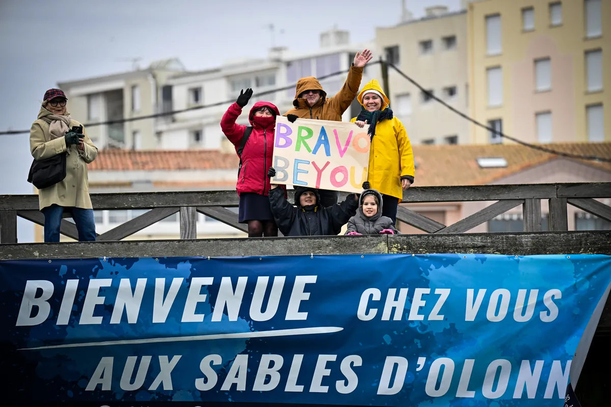 LES SABLES D'OLONNE, FRANCE - 24 JANVIER 2025 : Les spectateurs attendent le skipper de Charal, Jérémie Beyou (FRA), dans le chenal après sa 4e place au Vendée Globe, le 24 janvier 2025 aux Sables d'Olonne, France - (Photo Jean-Louis Carli / Alea)