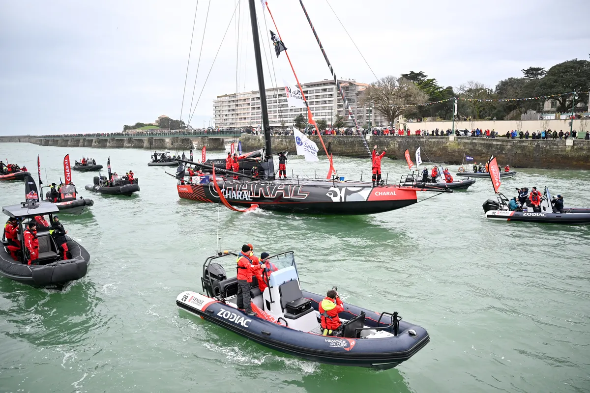 LES SABLES D'OLONNE, FRANCE - 24 JANVIER 2025 : Jérémie Beyou (FRA), skipper de Charal, est photographié dans le chenal après avoir pris la 4e place du Vendée Globe, le 24 janvier 2025 aux Sables d'Olonne, France - (Photo by Jean-Louis Carli / Alea)