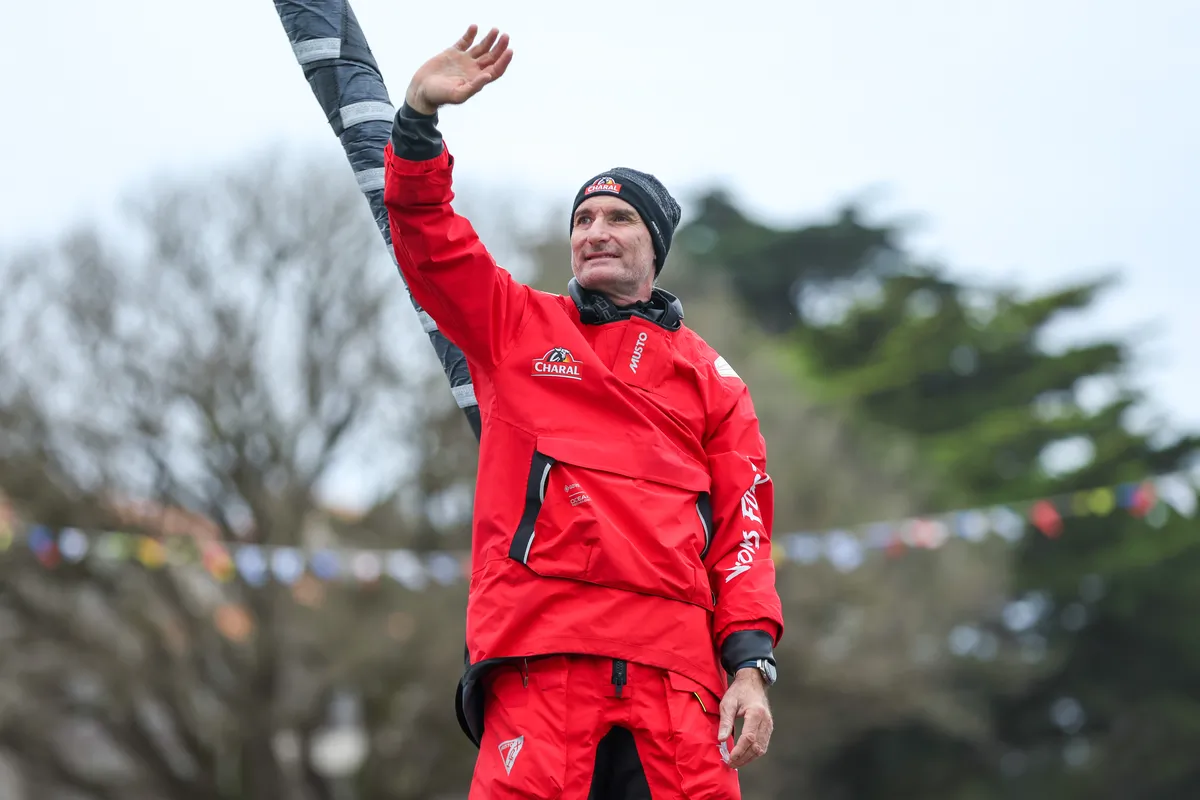 LES SABLES D'OLONNE, FRANCE - 24 JANVIER 2025 : Jérémie Beyou (FRA), skipper de Charal, est photographié dans le chenal après avoir pris la 4e place du Vendée Globe, le 24 janvier 2025 aux Sables d'Olonne, France - (Photo by / Alea)