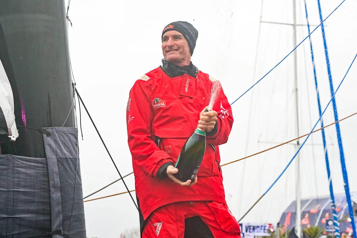 LES SABLES D'OLONNE, FRANCE - 24 JANVIER 2025 : Jérémie Beyou (FRA), skipper de Charal, est photographié dans le chenal après avoir pris la 4e place du Vendée Globe, le 24 janvier 2025 aux Sables d'Olonne, France - (Photo by Olivier Blanchet / Alea)