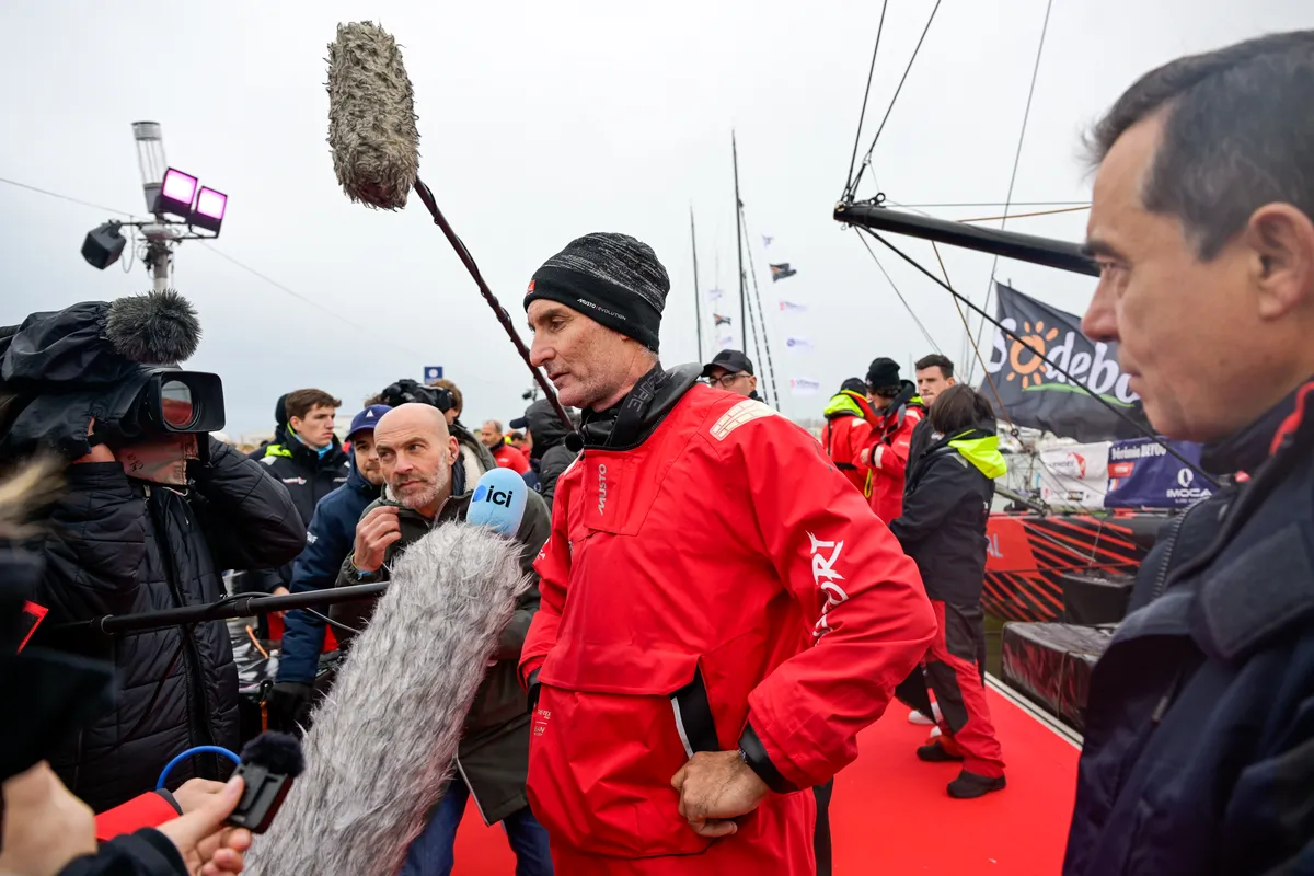 LES SABLES D'OLONNE, FRANCE - 24 JANVIER 2025 : Jérémie Beyou (FRA), skipper de Charal, est photographié après avoir pris la 4e place du Vendée Globe, le 24 janvier 2025 aux Sables d'Olonne, France - (Photo by Olivier Blanchet / Alea)