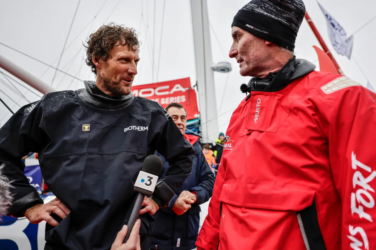 LES SABLES D'OLONNE, FRANCE - 24 JANVIER 2025 : Paul Meilhat (FRA), skipper de Biotherm, est photographié après avoir pris la 5e place et Jérémie Beyou (FRA), skipper de Charal, la 4e place du Vendée Globe, le 24 janvier 2025 aux Sables d'Olonne, France - (Photo by Anne Beauge / Alea)