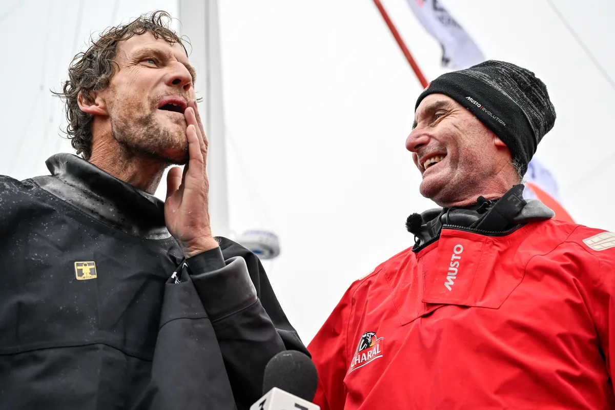 LES SABLES D'OLONNE, FRANCE - 24 JANVIER 2025 : Paul Meilhat (FRA), skipper de Biotherm, est photographié après avoir pris la 5e place et Jérémie Beyou (FRA), skipper de Charal, la 4e place du Vendée Globe, le 24 janvier 2025 aux Sables d'Olonne, France - (Photo by Anne Beauge / Alea)
