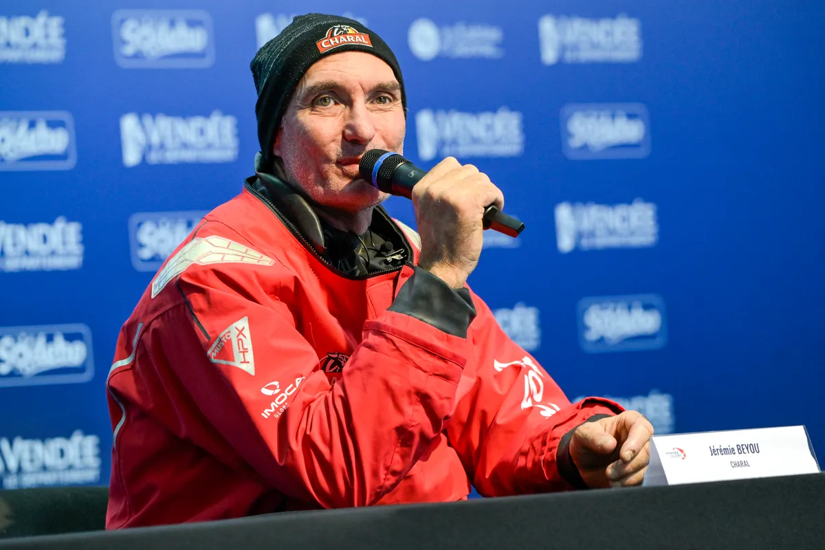 LES SABLES D'OLONNE, FRANCE - 24 JANVIER 2025 : Jérémie Beyou (FRA), skipper de Charal, est photographié sur scène après avoir pris la 4e place du Vendée Globe, le 24 janvier 2025 aux Sables d'Olonne, France - (Photo by Olivier Blanchet / Alea)