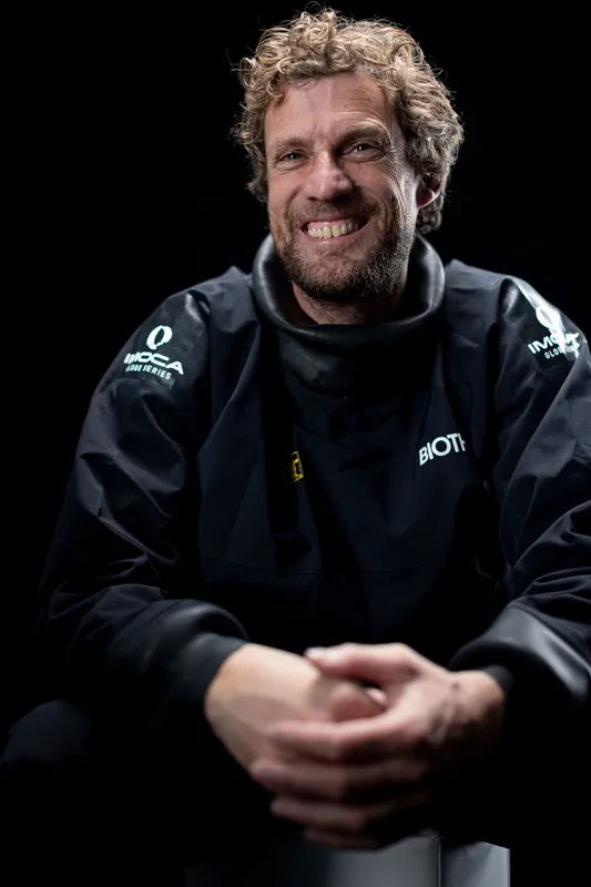 LES SABLES D'OLONNE, FRANCE - 24 JANVIER 2025 : Paul Meilhat (FRA), skipper de Biotherm, est photographié en studio après avoir pris la 5e place du Vendée Globe, le 24 janvier 2025 aux Sables d'Olonne, France - (Photo by LloydImages / Alea)