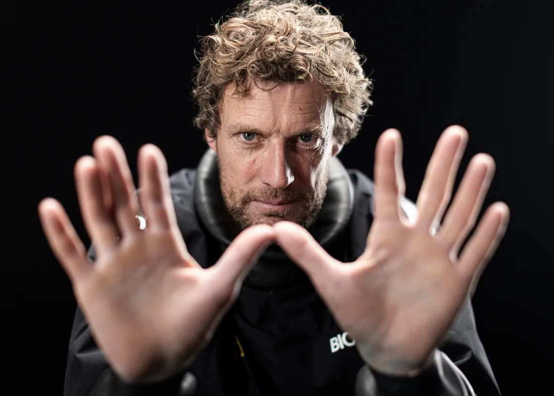 LES SABLES D'OLONNE, FRANCE - 24 JANVIER 2025 : Paul Meilhat (FRA), skipper de Biotherm, est photographié en studio après avoir pris la 5e place du Vendée Globe, le 24 janvier 2025 aux Sables d'Olonne, France - (Photo by LloydImages / Alea)