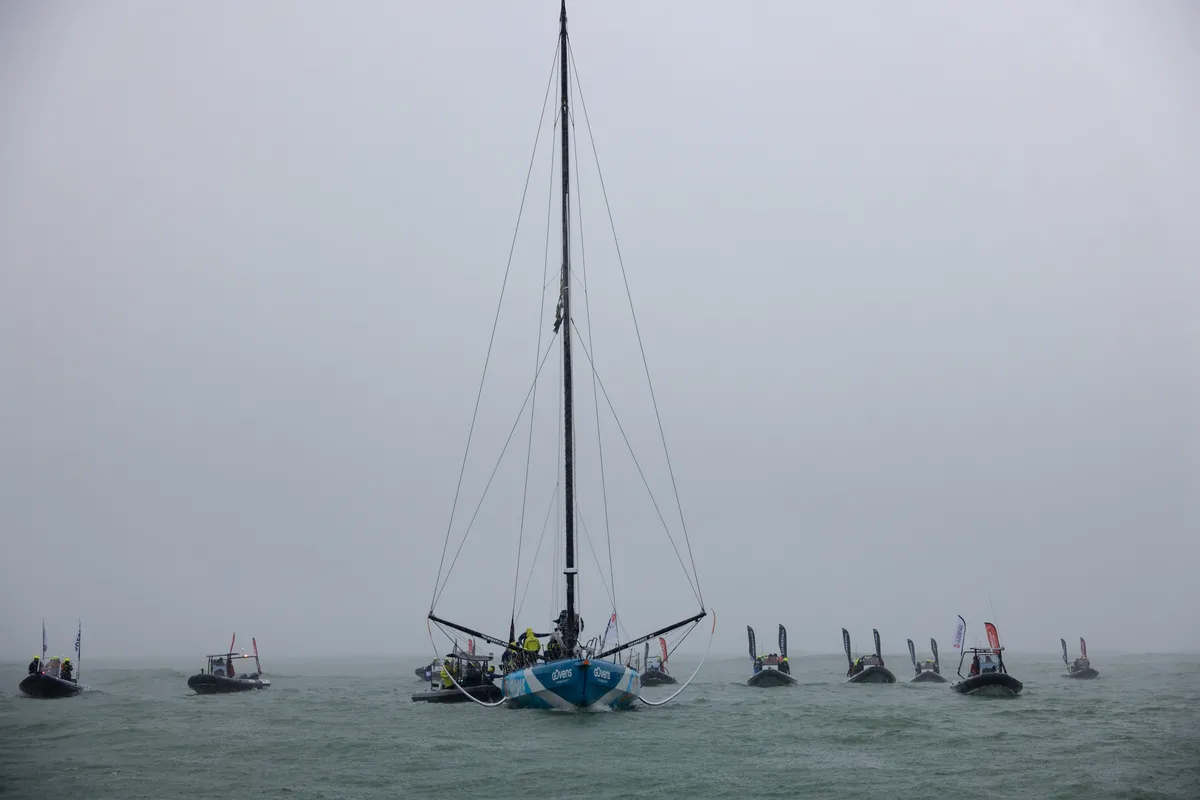 LES SABLES D'OLONNE, FRANCE - 25 JANVIER 2025 : Le skipper de VULNERABLE Thomas Ruyant (FRA) est photographié avec les côtes de sécurité après avoir pris la 7ème place du Vendée Globe, le 25 janvier 2025 aux Sables d'Olonne, France - (Photo by Anne Beauge / Alea)