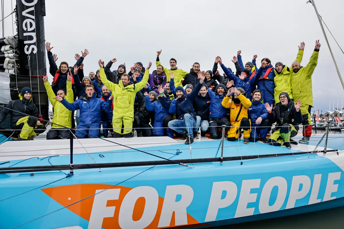 LES SABLES D'OLONNE, FRANCE - 25 JANVIER 2025 : Thomas Ruyant (FRA), skipper de VULNERABLE, est photographié avec son équipe après avoir pris la 7e place du Vendée Globe, le 25 janvier 2025 aux Sables d'Olonne, France - (Photo by Anne Beauge / Alea)