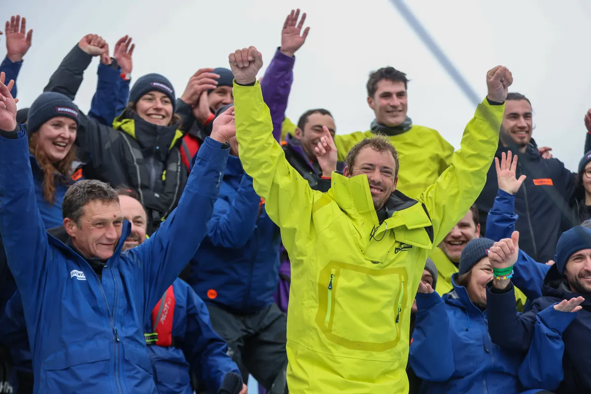 LES SABLES D'OLONNE, FRANCE - 25 JANVIER 2025 : Le skipper de VULNERABLE, Thomas Ruyant (FRA), fête avec son équipe sa 7ème place dans le Vendée Globe, le 25 janvier 2025 aux Sables d'Olonne, France - (Photo by LloydImages / Alea)