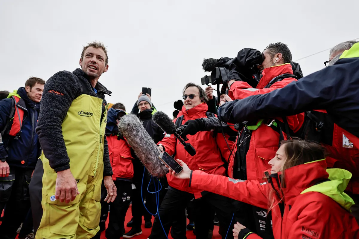 LES SABLES D'OLONNE, FRANCE - 25 JANVIER 2025 : Le skipper de VULNERABLE Thomas Ruyant (FRA) est interviewé par les médias après avoir pris la 7ème place du Vendée Globe, le 25 janvier 2025 aux Sables d'Olonne, France - (Photo by Anne Beauge / Alea)
