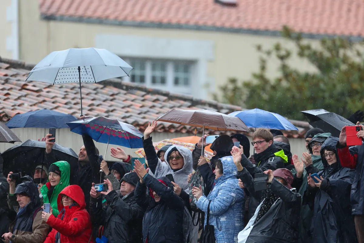 LES SABLES D'OLONNE, FRANCE - 25 JANVIER 2025 : Les fans du skipper de VULNERABLE Thomas Ruyant (FRA) sont photographiés dans le chenal du Vendée Globe, le 25 janvier 2025 aux Sables d'Olonne, France - (Photo by LloydImages / Alea)