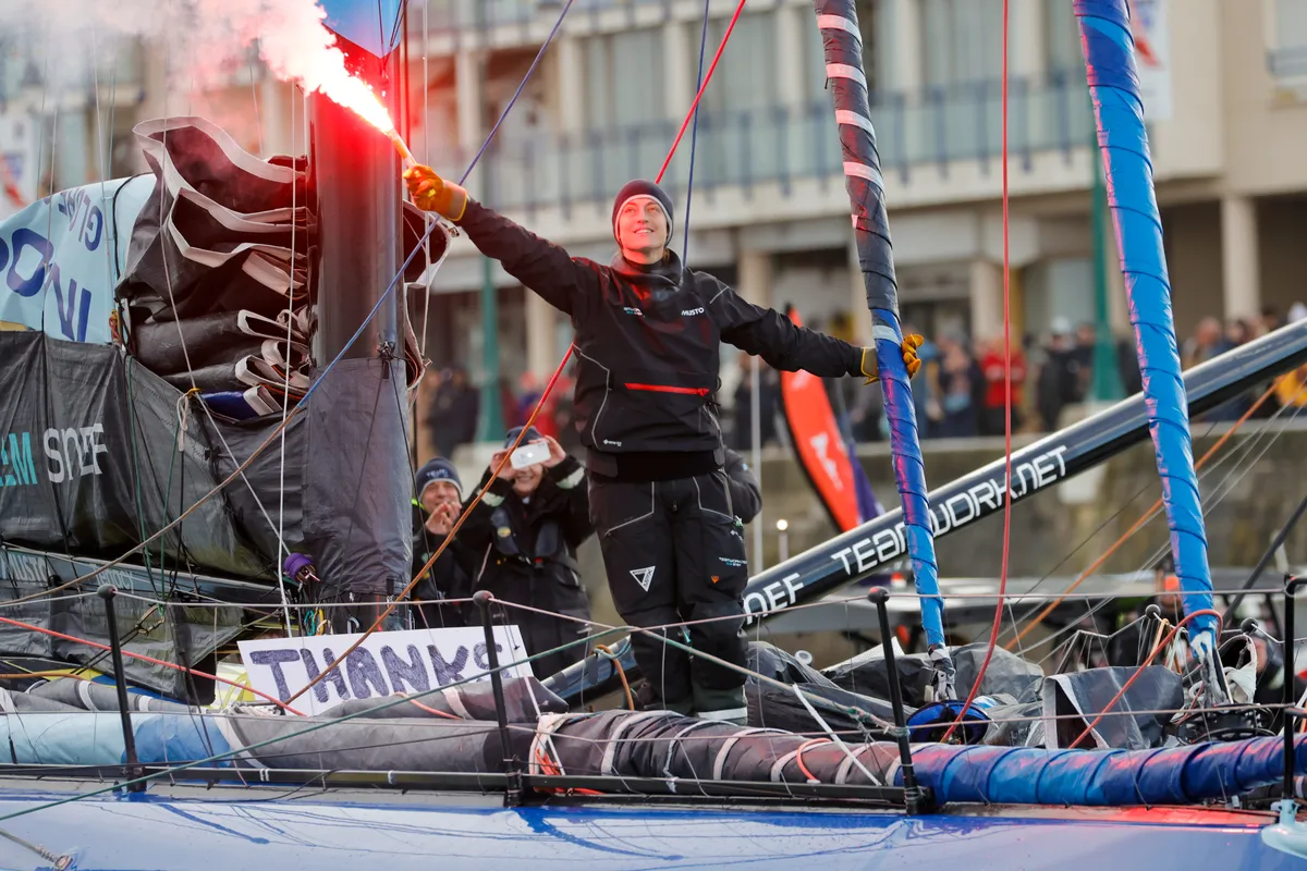 LES SABLES D'OLONNE, FRANCE - 25 JANVIER 2025 : TeamWork - Justine Mettraux (SUI), skipper de Team Snef, fête avec des fusées éclairantes sa 8e place dans le Vendée Globe, le 25 janvier 2025 aux Sables d'Olonne, France - (Photo by Anne Beauge / Alea)