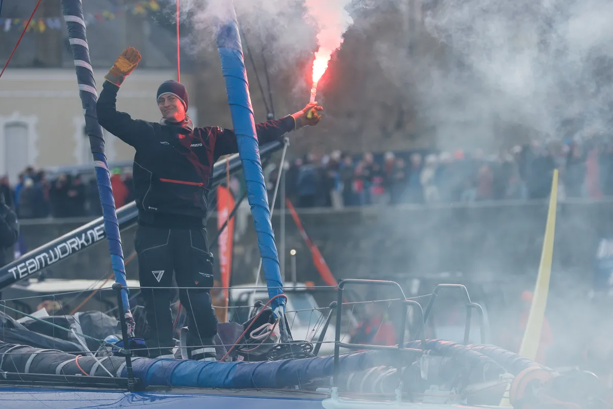LES SABLES D'OLONNE, FRANCE - 25 JANVIER 2025 : TeamWork - Justine Mettraux (SUI), skipper de Team Snef, fête avec des fusées éclairantes sa 8e place dans le Vendée Globe, le 25 janvier 2025 aux Sables d'Olonne, France - (Photo by Anne Beauge / Alea)