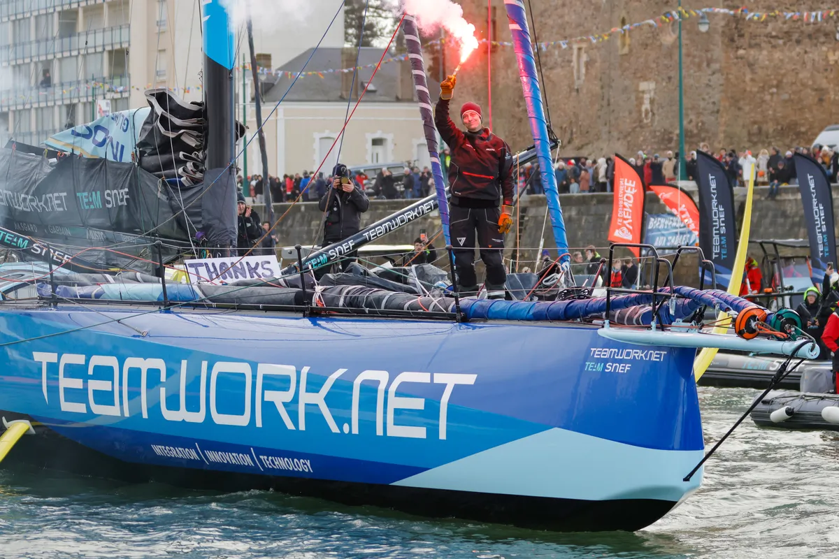 LES SABLES D'OLONNE, FRANCE - 25 JANVIER 2025 : TeamWork - Justine Mettraux (SUI), skipper de Team Snef, fête avec des fusées éclairantes sa 8e place dans le Vendée Globe, le 25 janvier 2025 aux Sables d'Olonne, France - (Photo by Anne Beauge / Alea)