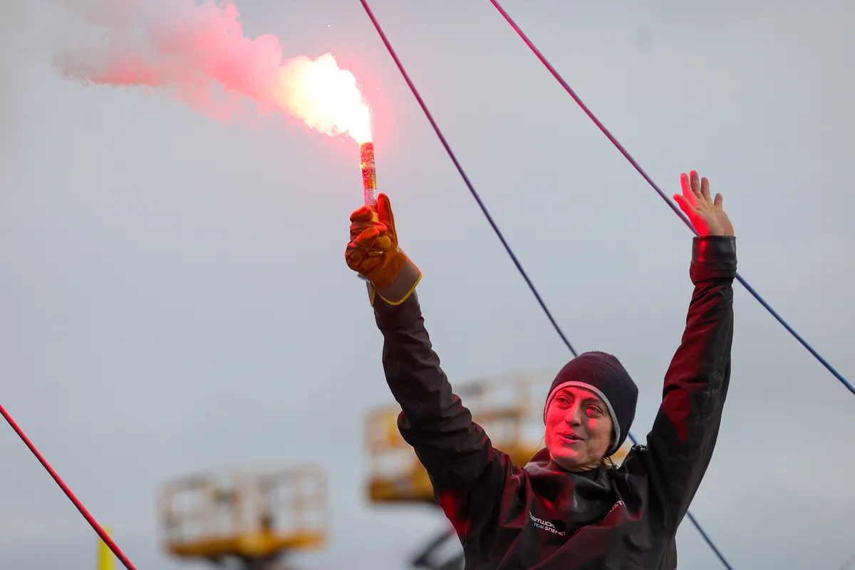 LES SABLES D'OLONNE, FRANCE - 25 JANVIER 2025 : TeamWork - Justine Mettraux (SUI), skipper de Team Snef, fête avec des fusées éclairantes sa 8e place dans le Vendée Globe, le 25 janvier 2025 aux Sables d'Olonne, France - (Photo by Jean-Marie Liot / Alea)