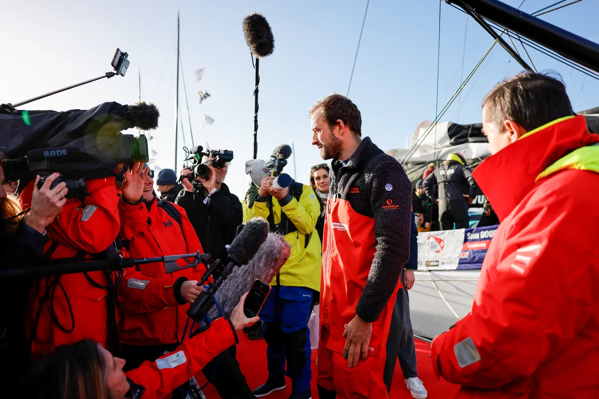 LES SABLES D'OLONNE, FRANCE - 25 JANVIER 2025 : Le skipper de VULNERABLE Sam Goodchild (GBR) est interviewé par les médias après avoir pris la 9ème place du Vendée Globe, le 25 janvier 2025 aux Sables d'Olonne, France - (Photo by Anne Beauge / Alea)