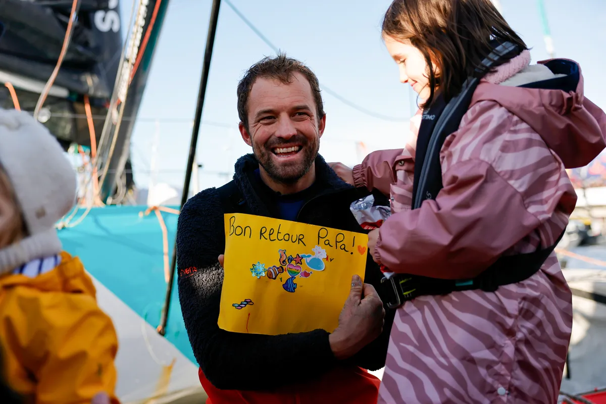LES SABLES D'OLONNE, FRANCE - 25 JANVIER 2025 : Le skipper de VULNERABLE Sam Goodchild (GBR) est photographié avec sa fille après avoir pris la 9e place du Vendée Globe, le 25 janvier 2025 aux Sables d'Olonne, France - (Photo by Anne Beauge / Alea)