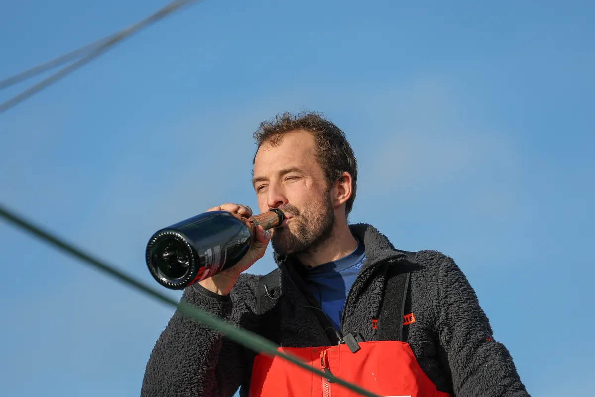 LES SABLES D'OLONNE, FRANCE - 25 JANVIER 2025 : Le skipper de VULNERABLE, Sam Goodchild (GBR), fête au champagne sa 9ème place dans le Vendée Globe, le 25 janvier 2025 aux Sables d'Olonne, France - (Photo by LloydImages / Alea)