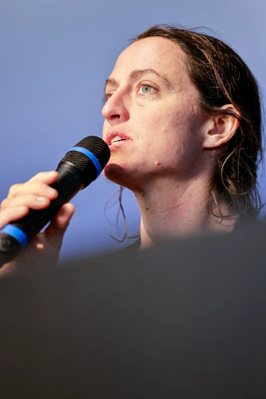 LES SABLES D'OLONNE, FRANCE - 25 JANVIER 2025 : Justine Mettraux (SUI), skipper de Team Snef, est photographiée lors de sa conférence de presse après avoir pris la 8e place du Vendée Globe, le 25 janvier 2025 aux Sables d'Olonne, France - (Photo by Anne Beauge / Alea)