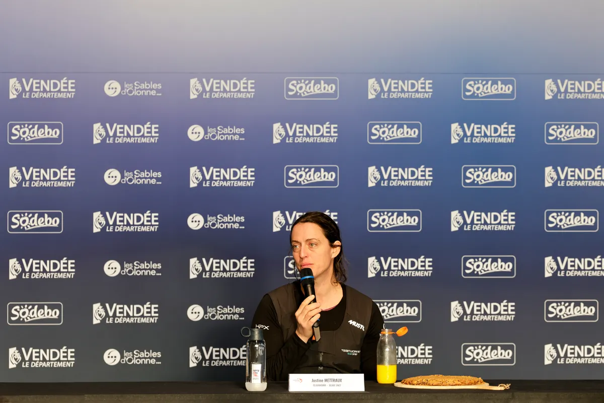 LES SABLES D'OLONNE, FRANCE - 25 JANVIER 2025 : Justine Mettraux (SUI), skipper de Team Snef, est photographiée lors de sa conférence de presse après avoir pris la 8e place du Vendée Globe, le 25 janvier 2025 aux Sables d'Olonne, France - (Photo by Anne Beauge / Alea)