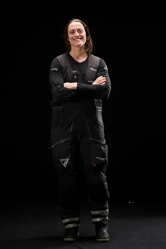 LES SABLES D'OLONNE, FRANCE - 25 JANVIER 2025 : TeamWork - Justine Mettraux (SUI), skipper de Team Snef, est photographiée en studio après avoir pris la 8e place du Vendée Globe, le 25 janvier 2025 aux Sables d'Olonne, France - (Photo by Anne Beauge / Alea)