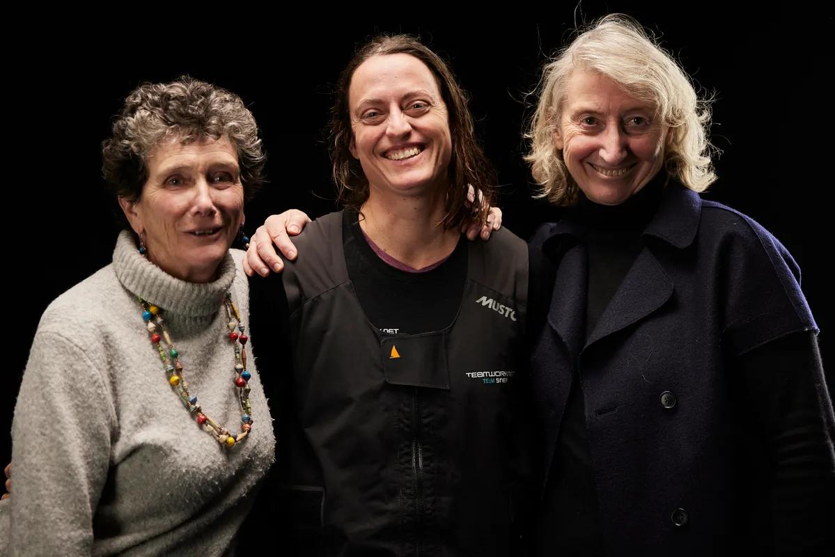 LES SABLES D'OLONNE, FRANCE - 25 JANVIER 2025 : TeamWork - Justine Mettraux (SUI), skipper de Team Snef, est photographiée en studio avec Isabelle Autissier et Catherine Chabaud, anciennes concurrentes du Vendée Globe, après avoir pris la 8e place du Vendée Globe, le 25 janvier 2025 aux Sables d'Olonne, France - (Photo by Anne Beauge / Alea)