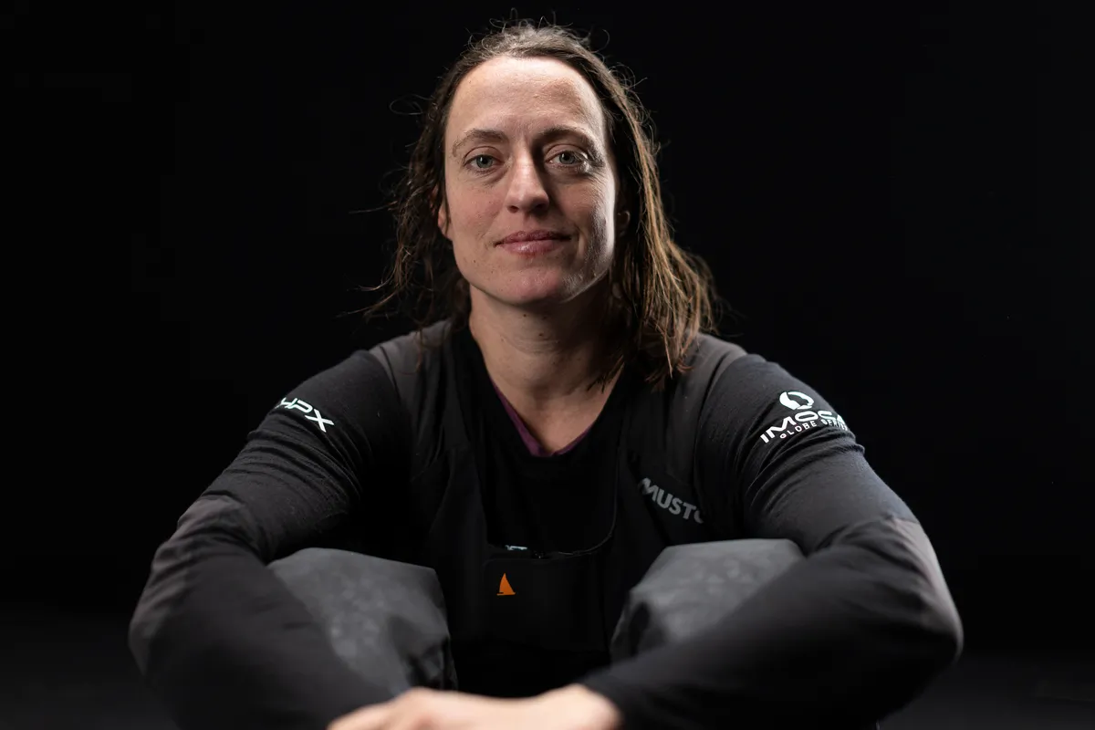 LES SABLES D'OLONNE, FRANCE - 25 JANVIER 2025 : TeamWork - Justine Mettraux (SUI), skipper de Team Snef, est photographiée en studio, après avoir pris la 8e place du Vendée Globe, le 25 janvier 2025 aux Sables d'Olonne, France - (Photo by Mark Lloyd / Alea)