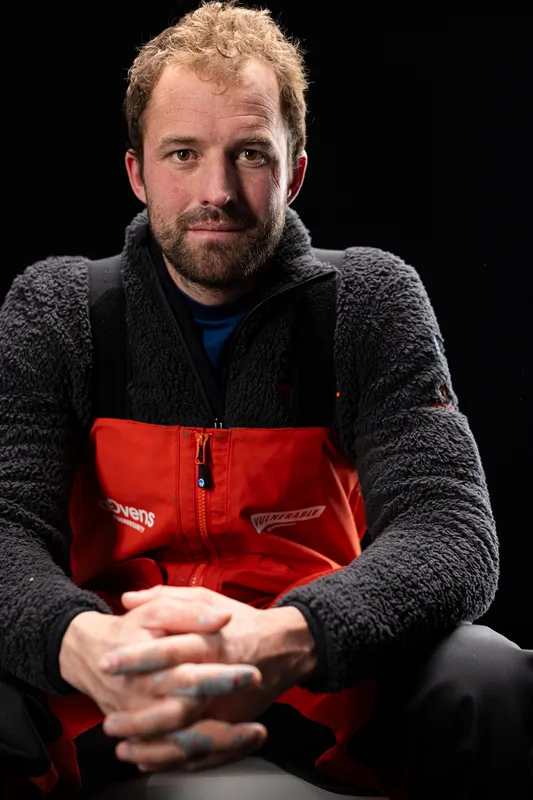 LES SABLES D'OLONNE, FRANCE - 25 JANVIER 2025 : Le skipper de VULNERABLE Sam Goodchild (GBR) est photographié en studio, après avoir pris la 9e place du Vendée Globe, le 25 janvier 2025 aux Sables d'Olonne, France - (Photo by Mark Lloyd / Alea)