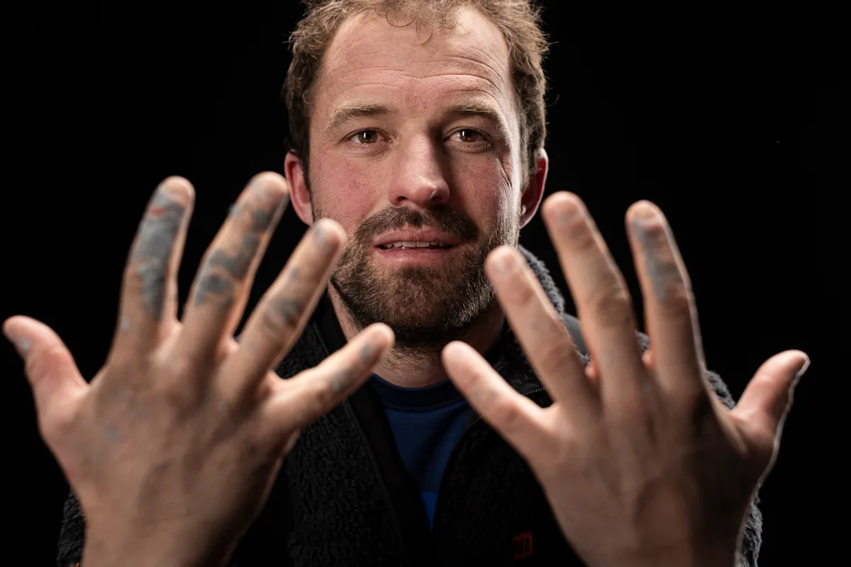 LES SABLES D'OLONNE, FRANCE - 25 JANVIER 2025 : Le skipper de VULNERABLE Sam Goodchild (GBR) est photographié en studio, montrant ses mains après avoir pris la 9e place du Vendée Globe, le 25 janvier 2025 aux Sables d'Olonne, France - (Photo by Mark Lloyd / Alea)