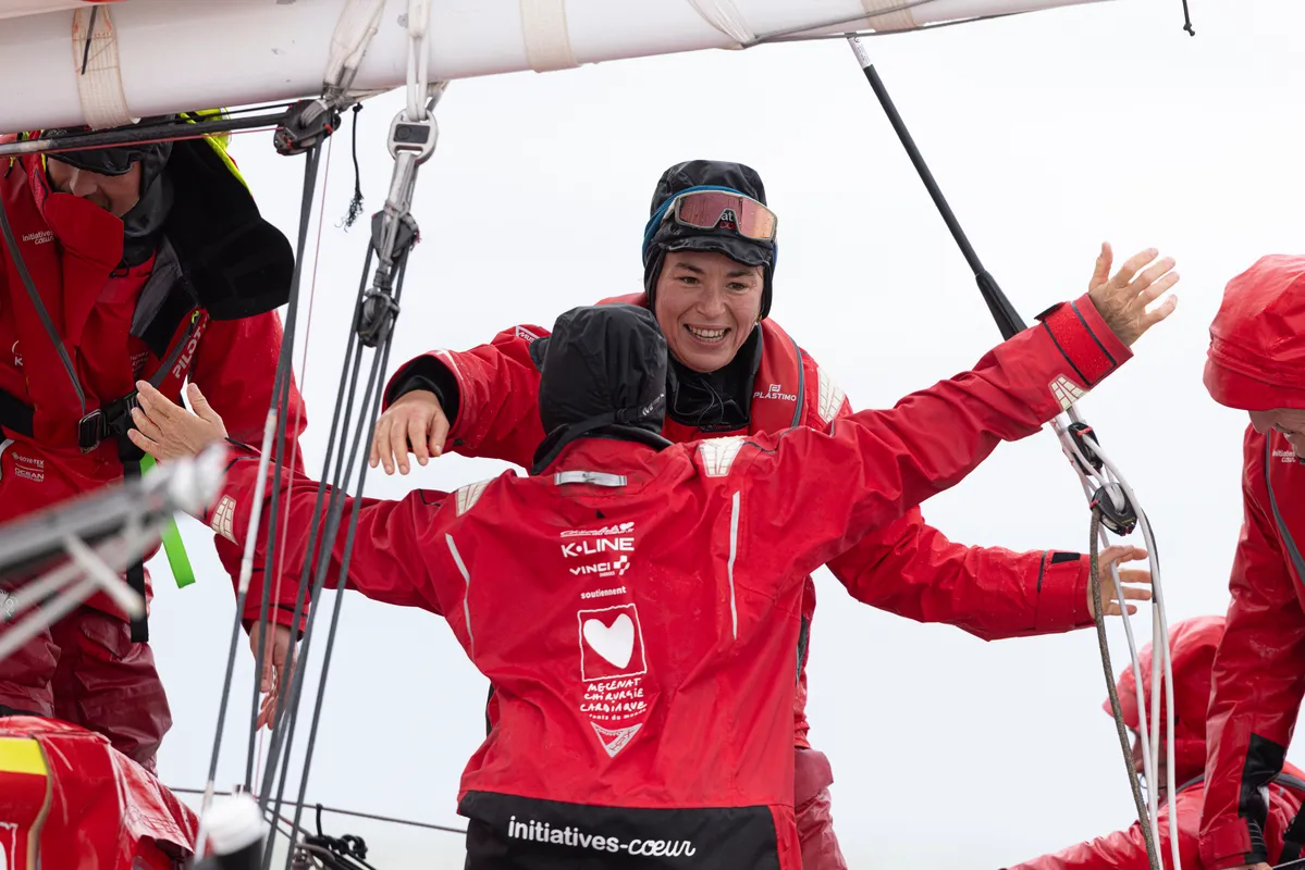 LES SABLES D'OLONNE, FRANCE - 30 JANVIER 2025 : Le skipper d'Initiatives-Cœur Sam Davies (GBR) est félicité par son équipe après avoir pris la 13e place du Vendée Globe, le 30 janvier 2025 aux Sables d'Olonne, France - (Photo by LloydImages / Alea)