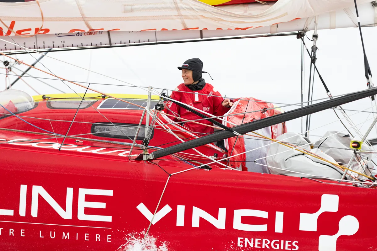 LES SABLES D'OLONNE, FRANCE - 30 JANVIER 2025 : Le skipper d'Initiatives-Cœur Sam Davies (GBR) est photographié après avoir pris la 13e place du Vendée Globe, le 30 janvier 2025 aux Sables d'Olonne, France - (Photo by LloydImages / Alea)