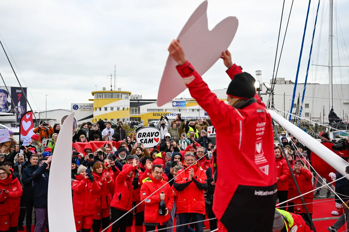 LES SABLES D'OLONNE, FRANCE - 30 JANVIER 2025 : Le skipper d'Initiatives-Cœur Sam Davies (GBR) est photographié après avoir pris la 13e place du Vendée Globe, le 30 janvier 2025 aux Sables d'Olonne, France - (Photo by Jean-Louis Carli / Alea)