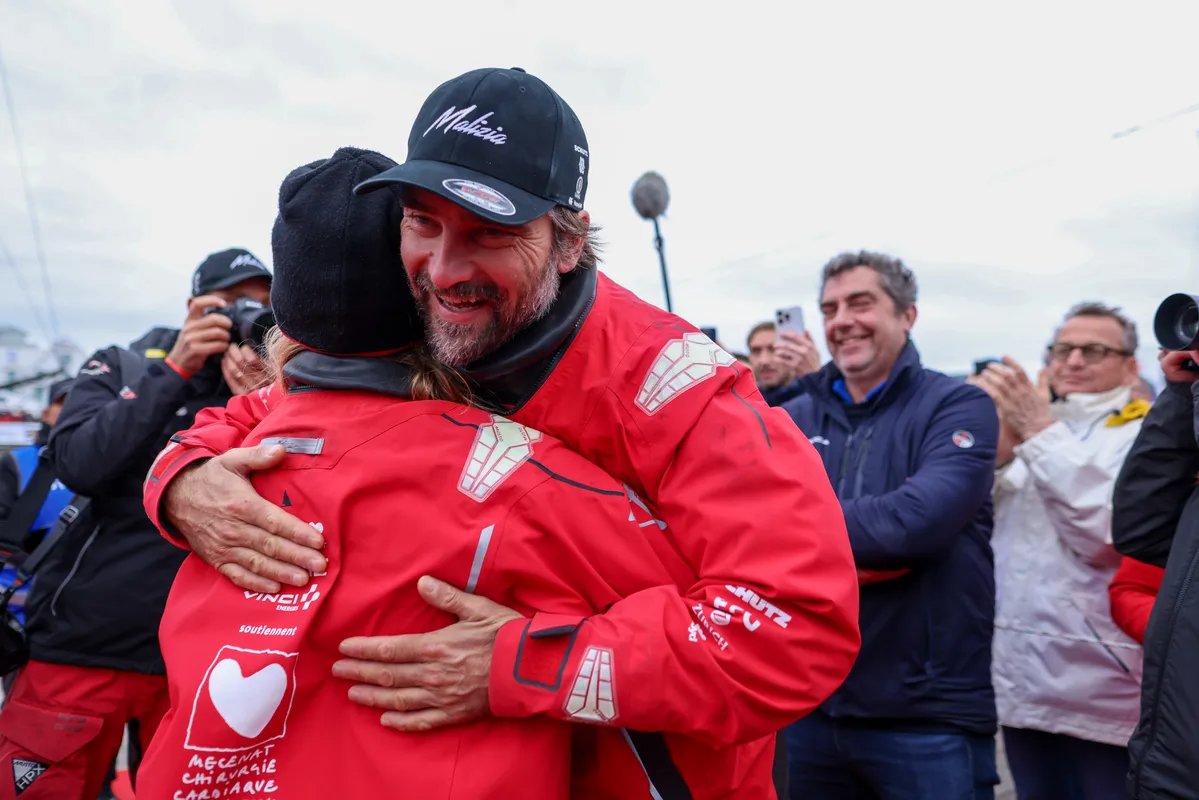 LES SABLES D'OLONNE, FRANCE - 30 JANVIER 2025 : Le skipper d'Initiatives-Cœur Sam Davies (GBR) est photographié avec le skipper de Malizia - Seaexplorer Boris Herrmann (GER) après avoir pris la 13e place du Vendée Globe, le 30 janvier 2025 aux Sables d'Olonne, France - (Photo by Olivier Blanchet / Alea)
