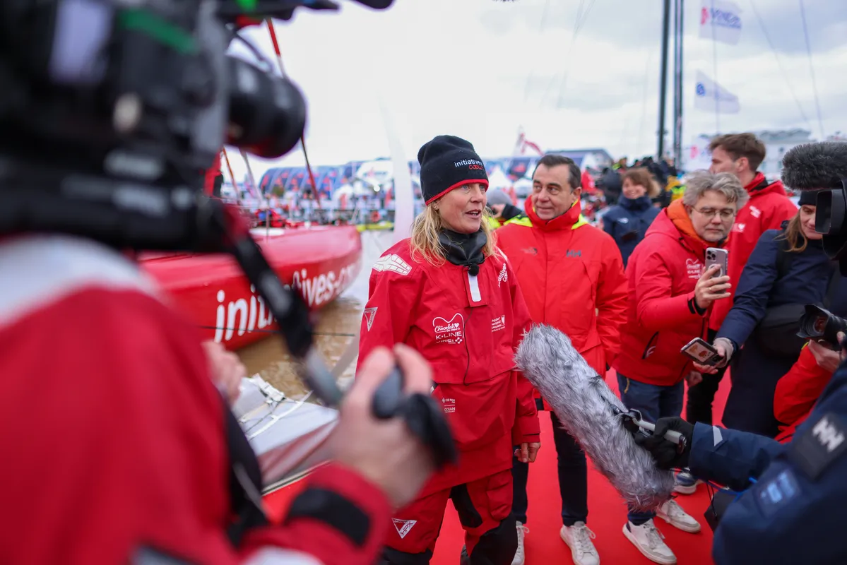 LES SABLES D'OLONNE, FRANCE - 30 JANVIER 2025 : Le skipper d'Initiatives-Cœur Sam Davies (GBR) est interviewé par les médias après avoir pris la 13e place du Vendée Globe, le 30 janvier 2025 aux Sables d'Olonne, France - (Photo by Lloyd Images / Alea)
