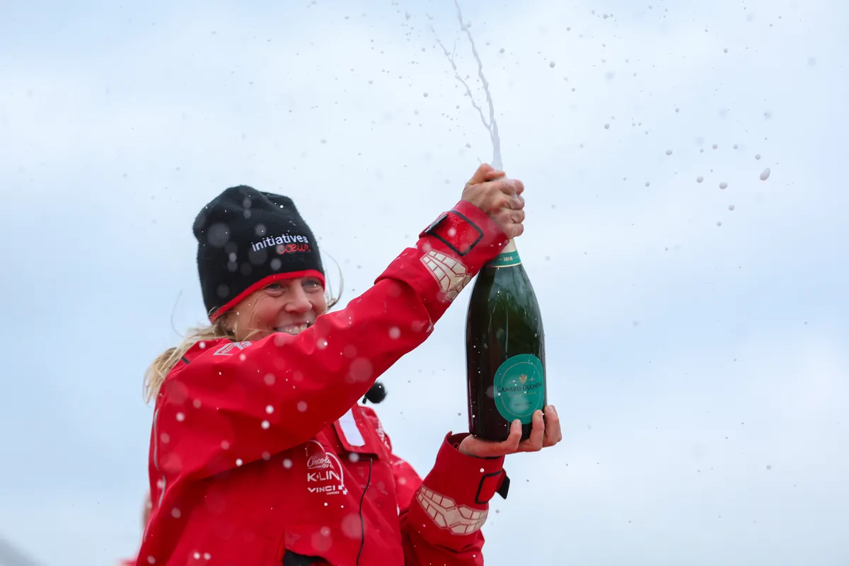 LES SABLES D'OLONNE, FRANCE - 30 JANVIER 2025 : Le skipper d'Initiatives-Cœur Sam Davies (GBR) fête au champagne sa 13e place dans le Vendée Globe, le 30 janvier 2025 aux Sables d'Olonne, France - (Photo by Lloyd Images / Alea)