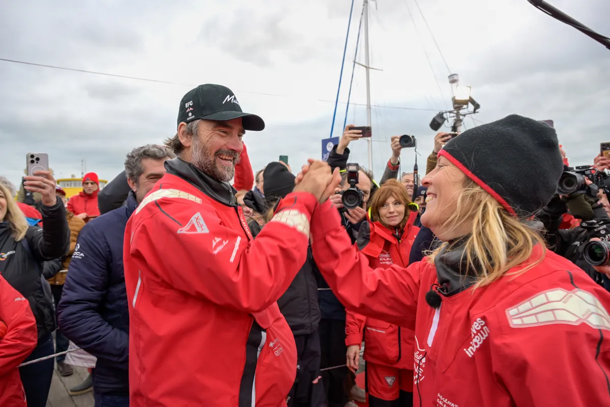 LES SABLES D'OLONNE, FRANCE - 30 JANVIER 2025 : Le skipper d'Initiatives-Cœur Sam Davies (GBR) est photographié avec le skipper de Malizia - Seaexplorer Boris Herrmann (GER) après avoir pris la 13e place du Vendée Globe, le 30 janvier 2025 aux Sables d'Olonne, France - (Photo by Olivier Blanchet / Alea)