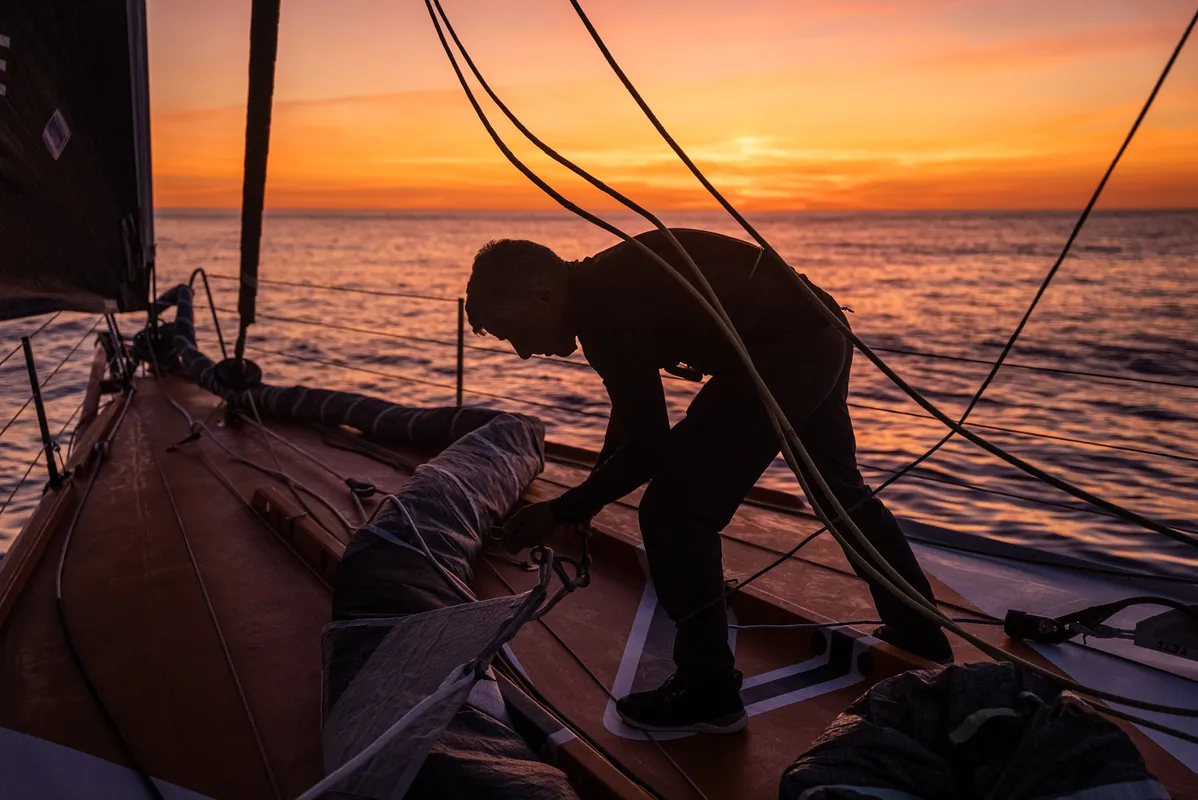 LES SABLES D'OLONNE, FRANCE - 14 OCTOBRE 2024 : Le skipper de Coup de Pouce Manuel Cousin (FRA) s'entraîne le 14 octobre 2024 au large des Sables d'Olonne, France - Photo par Jimmy Horel
