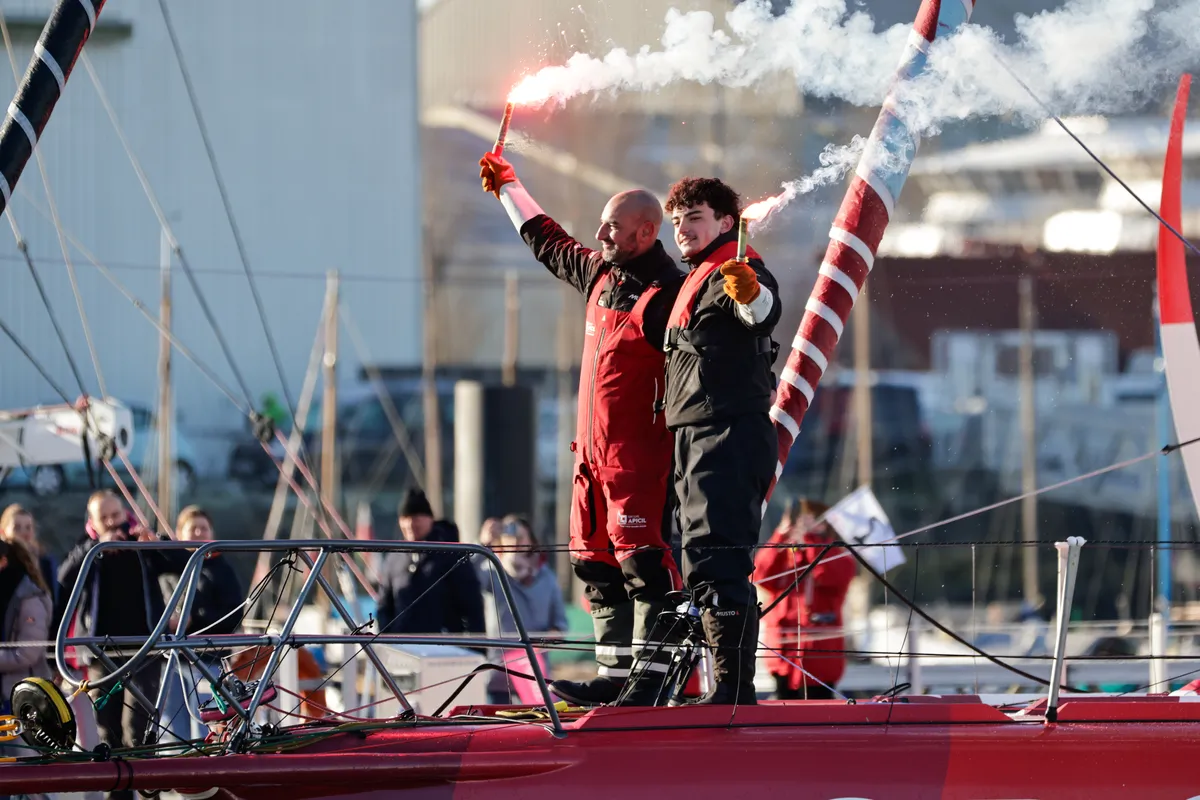 LES SABLES D'OLONNE, FRANCE - 03 FEVRIER 2025 : Le skipper de Groupe APICIL Damien Seguin (FRA) fête avec son fils sa 15ème place dans le Vendée Globe, le 03 février 2025 aux Sables d'Olonne, France - (Photo by Anne Beauge / Alea)