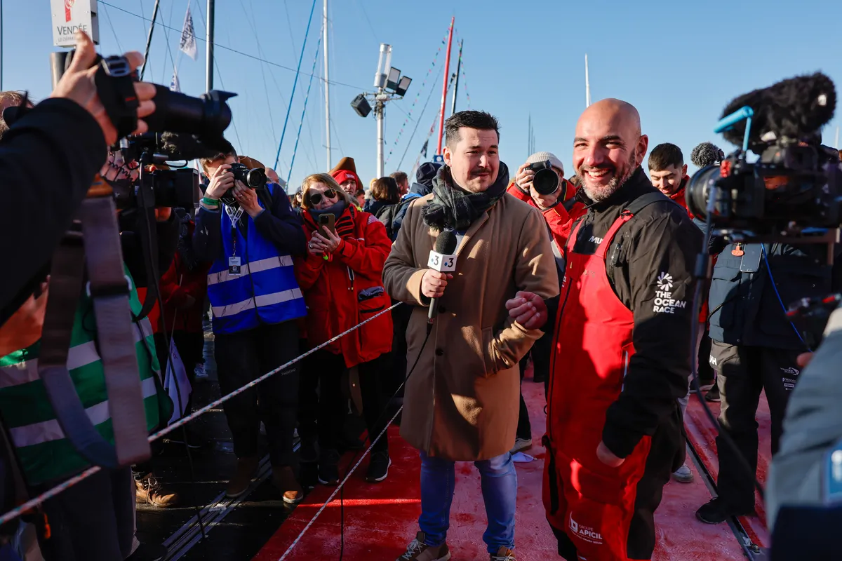 LES SABLES D'OLONNE, FRANCE - 03 FEVRIER 2025 : Le skipper de Groupe APICIL Damien Seguin (FRA) est interviewé par les médias après avoir pris la 15ème place du Vendée Globe, le 03 février 2025 aux Sables d'Olonne, France - (Photo by Anne Beauge / Alea)