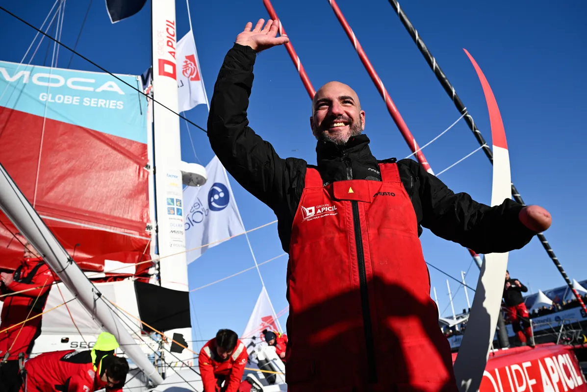 LES SABLES D'OLONNE, FRANCE - 03 FEVRIER 2025 : Le skipper de Groupe APICIL Damien Seguin (FRA) fête sa 15ème place dans le Vendée Globe, le 03 février 2025 aux Sables d'Olonne, France - (Photo by Jean-Louis Carli / Alea)