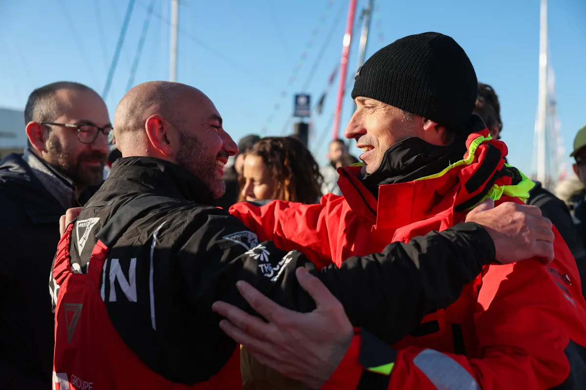 LES SABLES D'OLONNE, FRANCE - 03 FEVRIER 2025 : Le skipper de Groupe APICIL Damien Seguin (FRA) est félicité par Hubert Lemonnier (Directeur de Course) après avoir pris la 15ème place du Vendée Globe, le 03 février 2025 aux Sables d'Olonne, France - (Photo by Jean-Marie Liot / Alea)