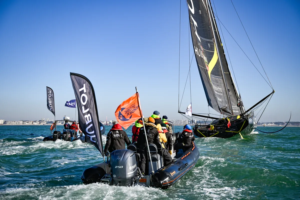 LES SABLES D'OLONNE, FRANCE - 03 FEVRIER 2025 : Alan Roura (SUI), skipper de Hublot, est photographié après avoir pris la 18e place du Vendée Globe, le 03 février 2025 aux Sables d'Olonne, France - (Photo by Jean-Louis Carli / Alea)