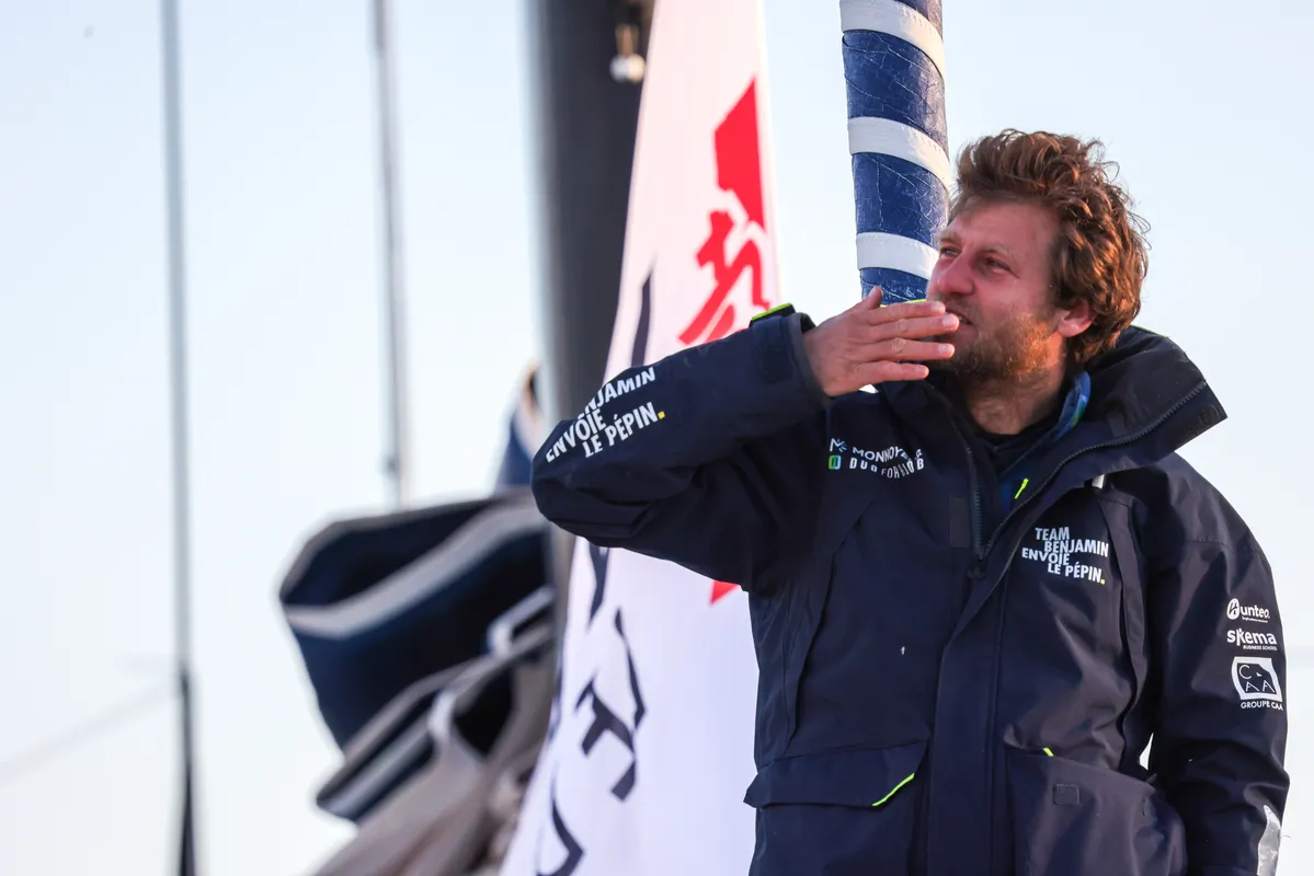 LES SABLES D'OLONNE, FRANCE - 03 FEVRIER 2025 : Monnoyeur - DUO for a JOB le skipper Benjamin Ferré (FRA) fait la fête dans le chenal après avoir pris la 16ème place du Vendée Globe, le 03 février 2025 aux Sables d'Olonne, France - (Photo by Jean-Marie Liot / Alea)