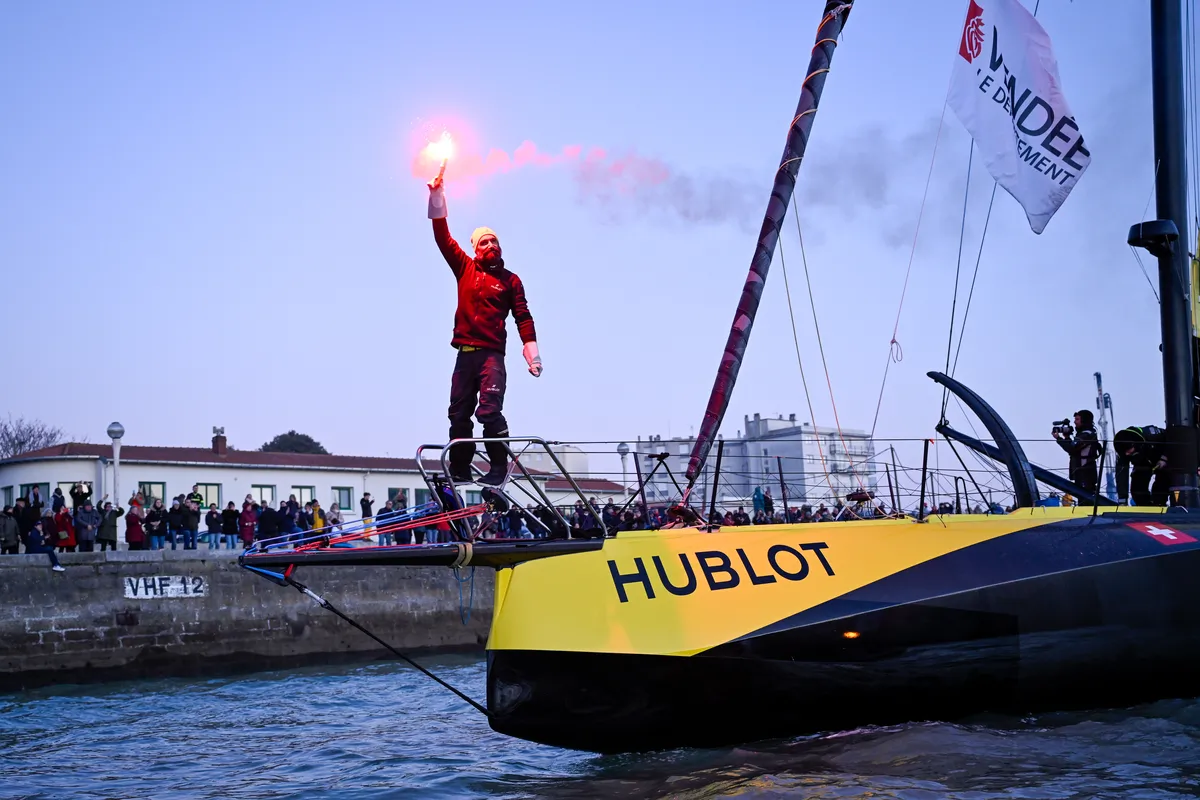 LES SABLES D'OLONNE, FRANCE - 03 FEVRIER 2025 : Alan Roura (SUI), skipper de Hublot, est photographié dans le chenal après avoir pris la 18e place du Vendée Globe, le 03 février 2025 aux Sables d'Olonne, France - (Photo by Jean-Louis Carli / Alea)