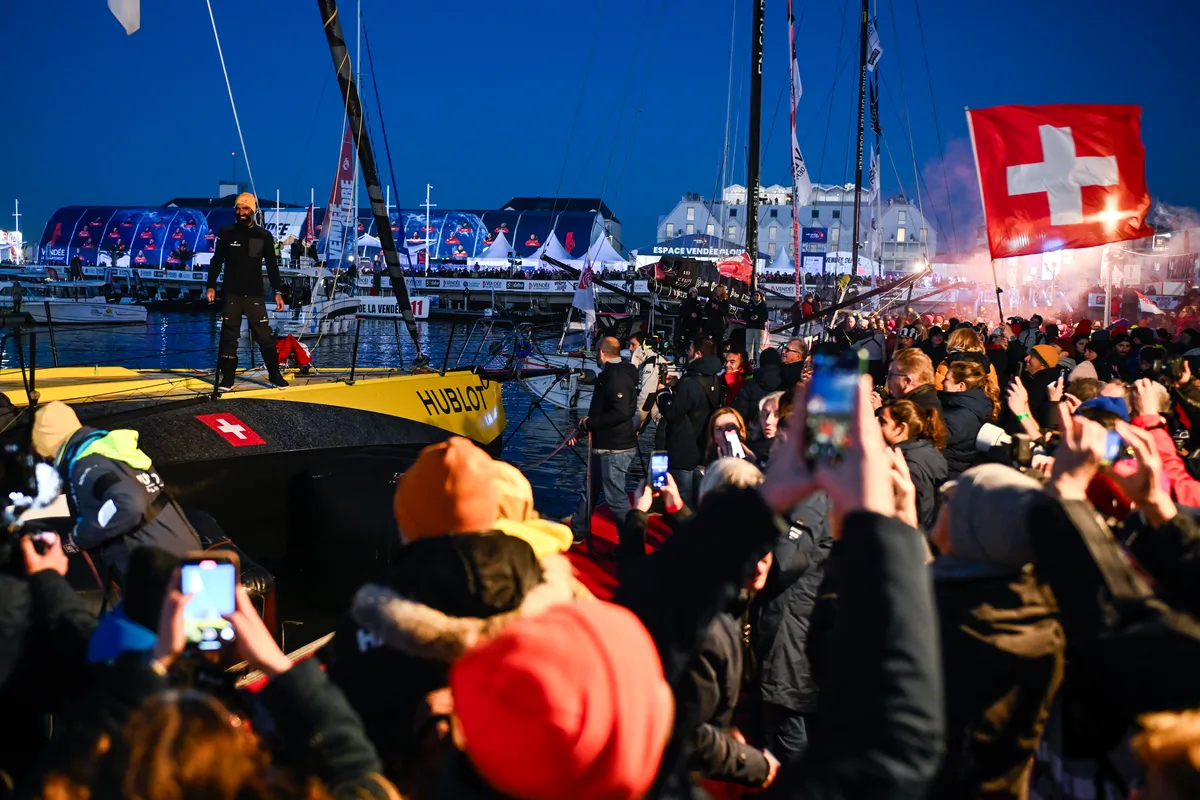 LES SABLES D'OLONNE, FRANCE - 03 FEVRIER 2025 : Alan Roura (SUI), skipper de Hublot, est photographié dans le chenal après avoir pris la 18e place du Vendée Globe, le 03 février 2025 aux Sables d'Olonne, France - (Photo by Jean-Louis Carli / Alea)