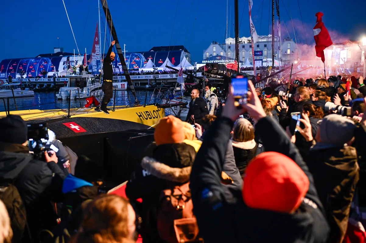 LES SABLES D'OLONNE, FRANCE - 03 FEVRIER 2025 : Alan Roura (SUI), skipper de Hublot, est photographié dans le chenal après avoir pris la 18e place du Vendée Globe, le 03 février 2025 aux Sables d'Olonne, France - (Photo by Jean-Louis Carli / Alea)