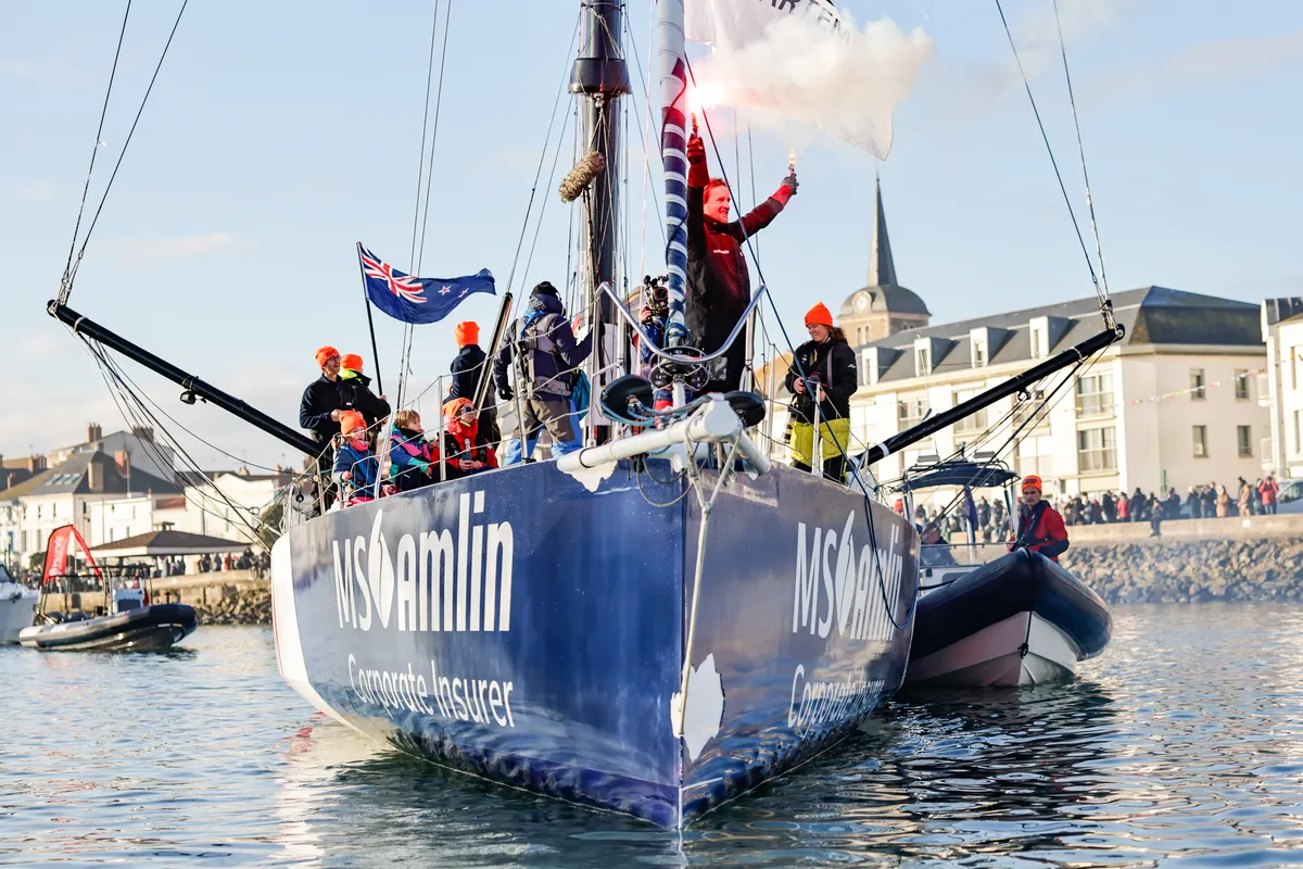 LES SABLES D'OLONNE, FRANCE - 04 FEVRIER 2025 : Le skipper de MS Amlin, Conrad Colman (NZL), est photographié dans le chenal après avoir pris la 21e place du Vendée Globe, le 04 février 2025 aux Sables d'Olonne, France - (Photo by Anne Beauge / Alea)