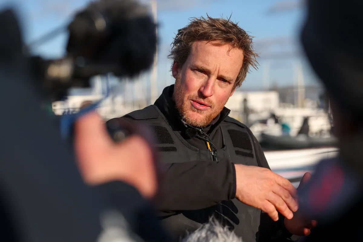 LES SABLES D'OLONNE, FRANCE - 04 FEVRIER 2025 : Le skipper de MS Amlin, Conrad Colman (NZL), est photographié dans le chenal après avoir pris la 21e place du Vendée Globe, le 04 février 2025 aux Sables d'Olonne, France - (Photo by Jean-Marie Liot / Alea)