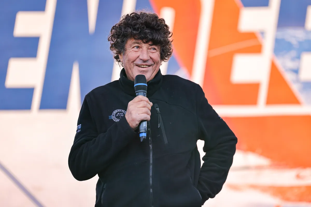 LES SABLES D'OLONNE, FRANCE - 04 FEVRIER 2025 : Tout Commence en Finistère - Le skipper d'Armor Lux Jean le Cam (FRA) est photographié dans le chenal après avoir pris la 20ème place du Vendée Globe, le 04 février 2025 aux Sables d'Olonne, France - (Photo by Anne Beauge / Alea)